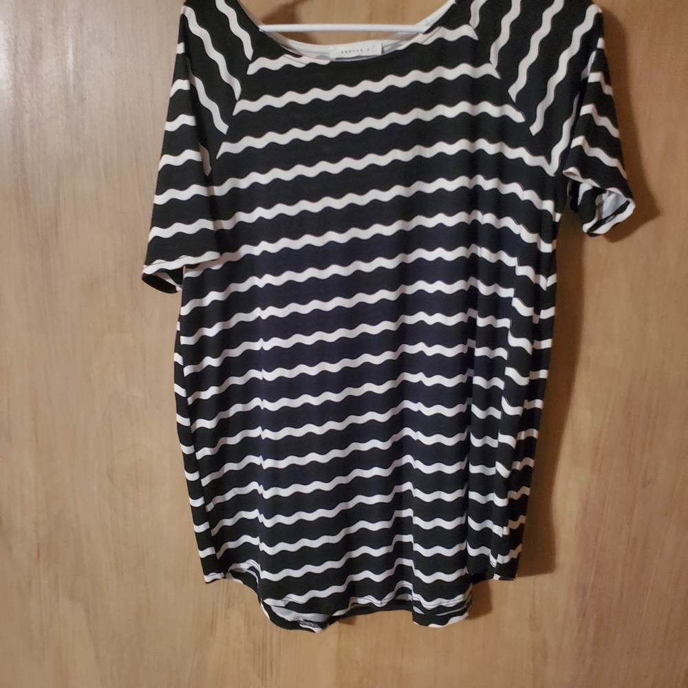 ⭐ Black and white reborn top large